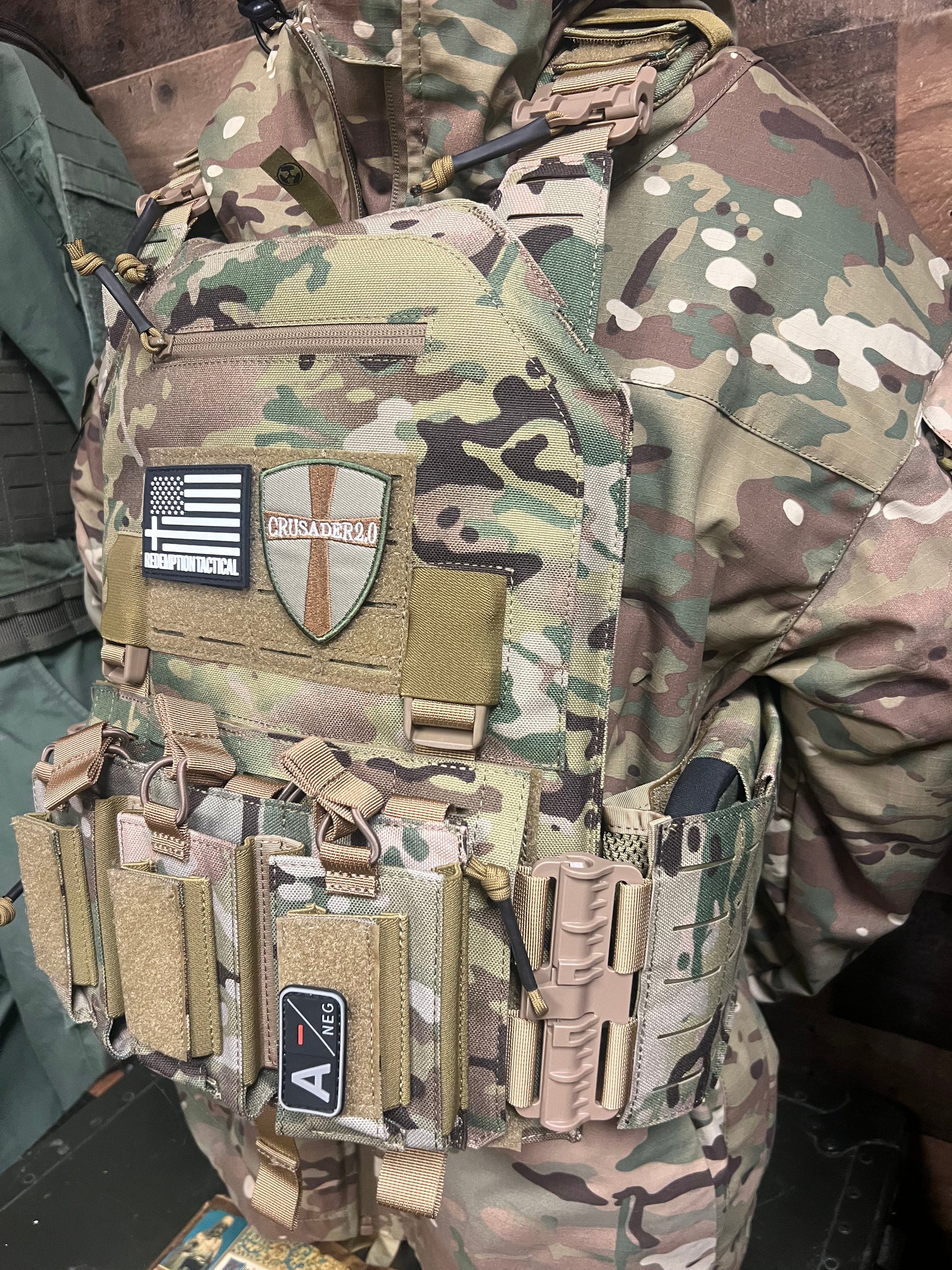 CRUSADER 2.0 XL tactical vest with quick-release buckles on shoulders and waist for fast emergency removal or rapid bugout situations.

