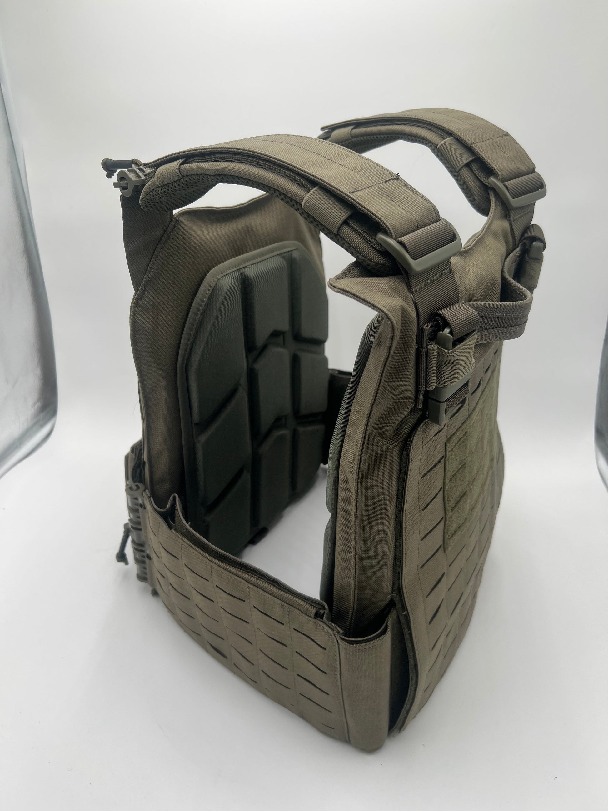 Green CRUSADER 2.0 XL Plate Carrier, tactical vest, plate carrier, quick-release system, anti-sweat mesh, laser-cut MOLLE, ballistic plates, tactical gear, Green Tip Surplus, side cummerbund, adjustable tactical vest, gear retention