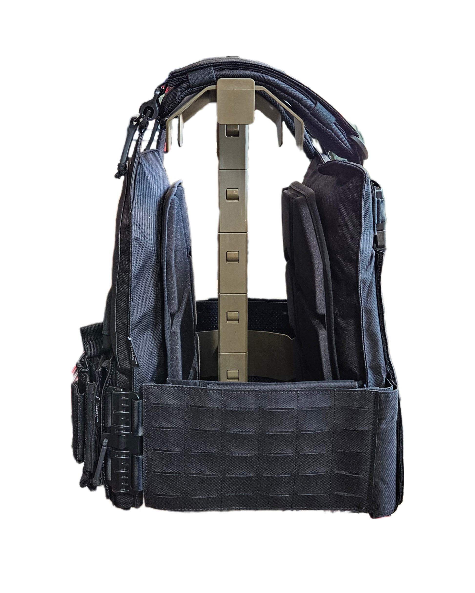 Black CRUSADER 2.0 XL Plate Carrier with quick-release buckles on both shoulders and waist for easy removal in emergencies or bugout situations. Tactical vest for rapid deployment.